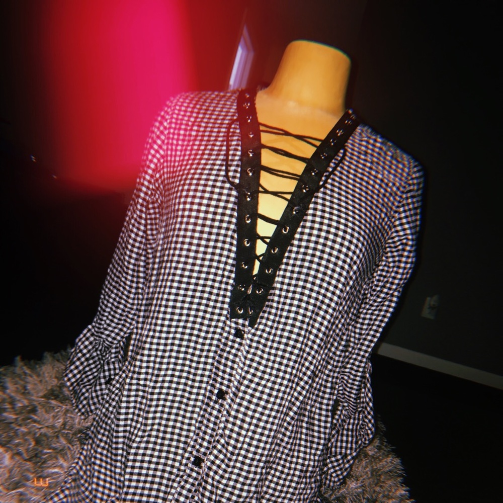 Plaid longsleeve V-neck cut shirt